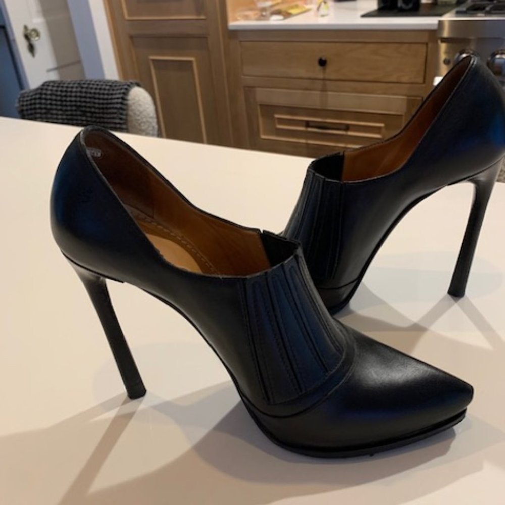 Lanvin Leather pointed toe booties